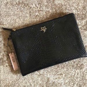 🛑SOLD LOCAL🛑Victoria secret shiny black clutch (only)